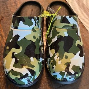 Oofos Women’s size 8 Clogs